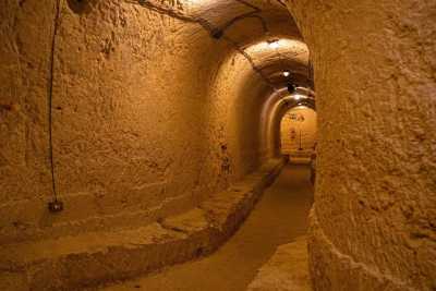 Tunnel sotterranei, infermerie e scritte d'epoca: alla scoperta del rifugio antiaerei di Monopoli